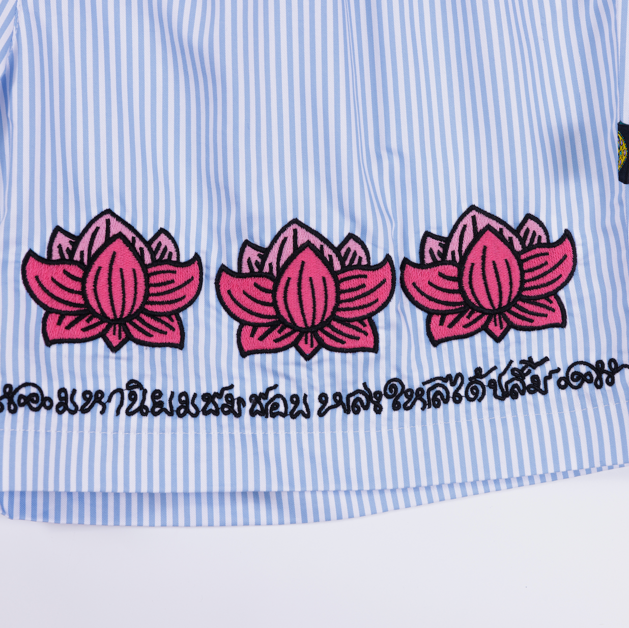 Shorts in striped cotton with lotus pattern embroidery